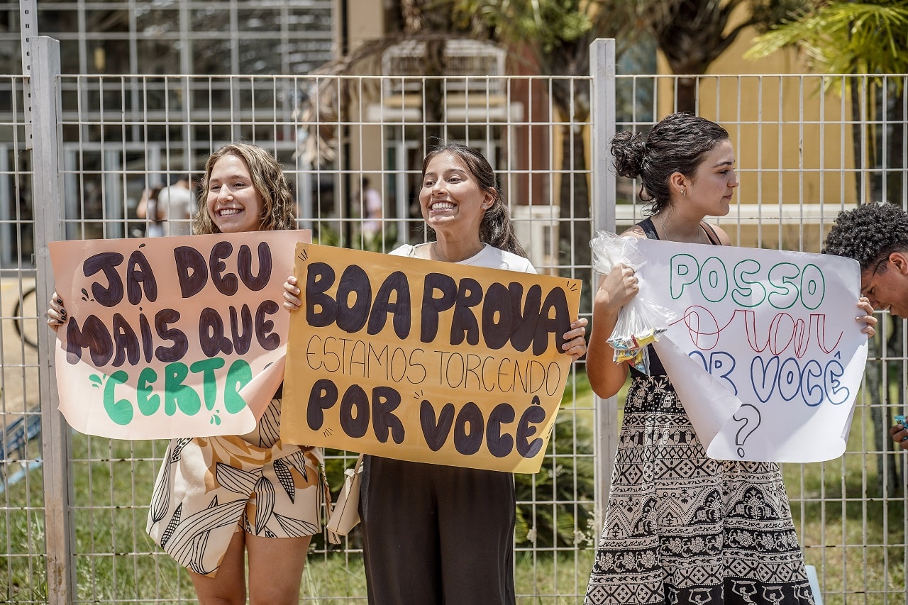 Candidatos chegam para fazer a segunda etapa da prova do Enem 2023