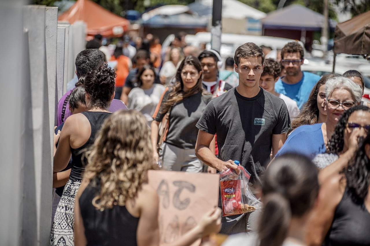 Candidatos chegam para fazer a segunda etapa da prova do Enem 2023