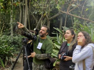 Participação do Instituto Últimos Refúgios em um evento SIMBIOMAS no Museu Mello Leitão, mostrando a colaboração em conservação ambiental.