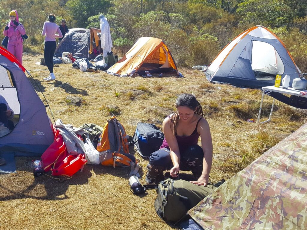 Ilka Westermeyer organizando suas coisas no camping para subir o Pico da Bandeira.