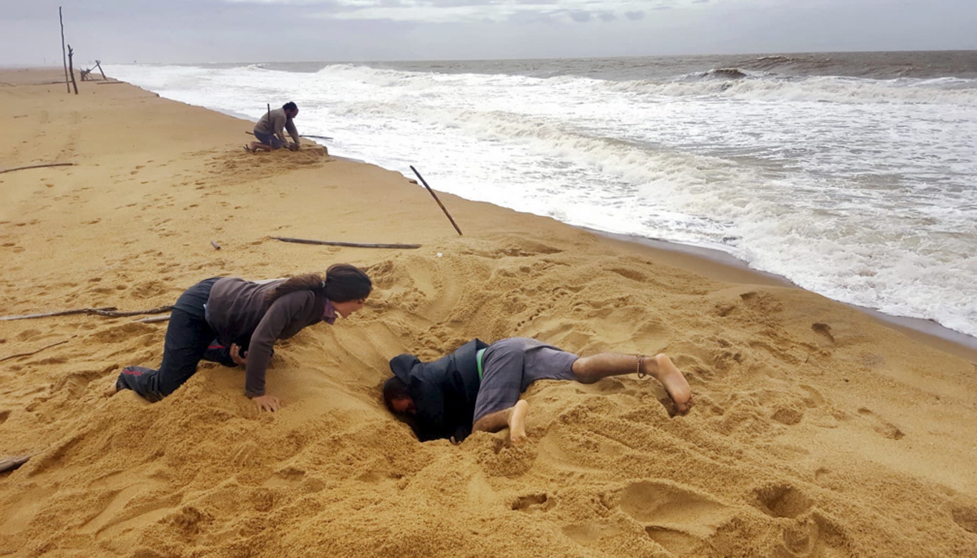 Equipe do Projeto Tamar resgatando ninhos de tartarugas ameaçados por uma tempestade em Regência.