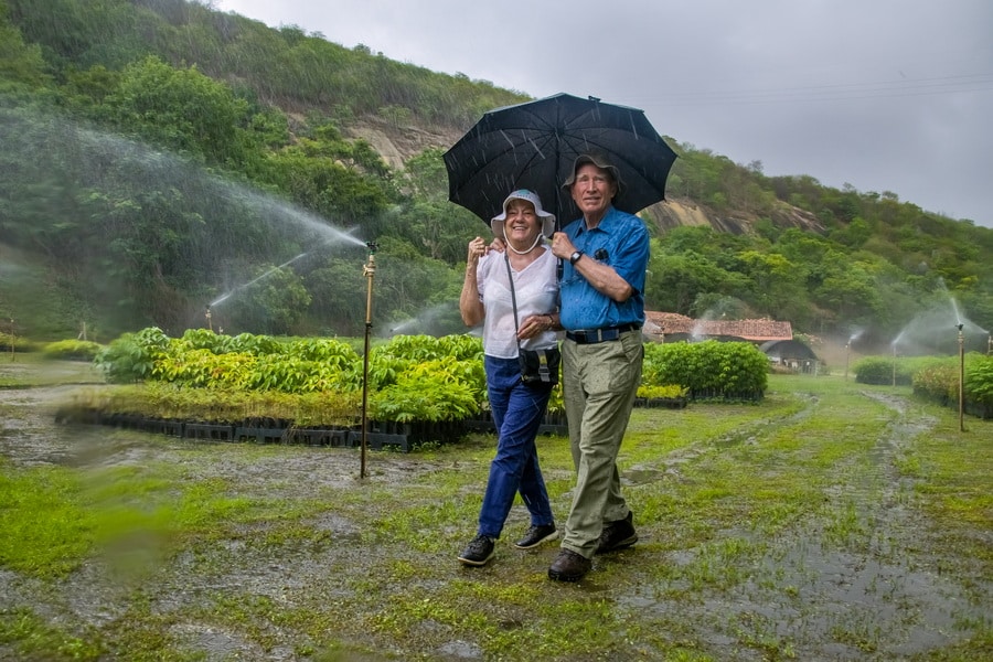 Sebastião e Lélia Salgado posam para o fotógrafo Leonardo Merçon no Instituto Terra