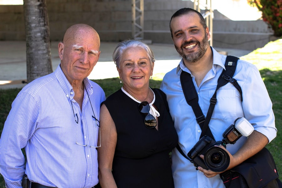 Sebastião e Lélia Salgado posam com o fotógrafo Leonardo Merçon no Instituto Terra