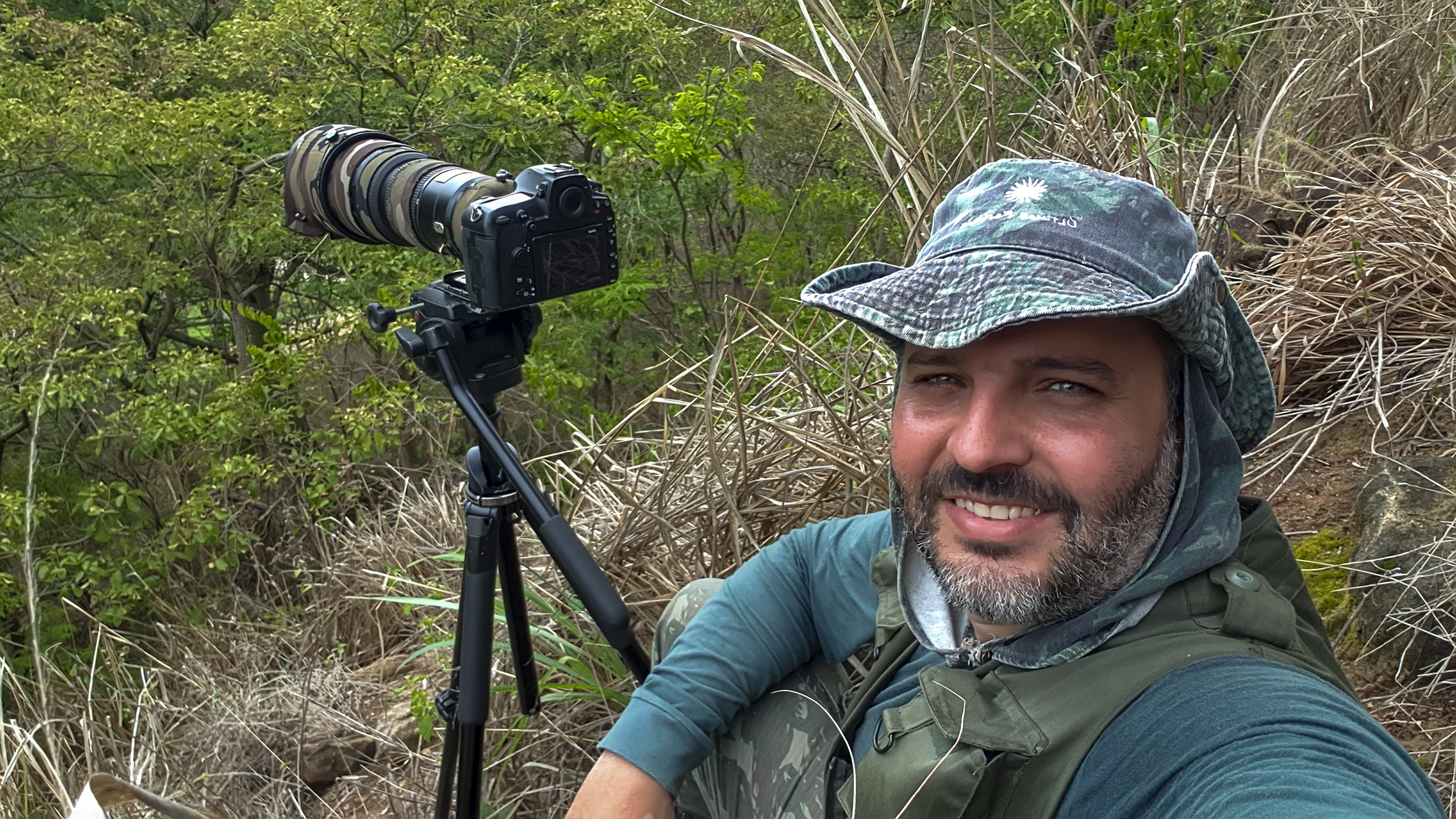 Fotógrafo Leonardo Merçon em ação no Instituto Terra, capturando imagens da floresta regenerada