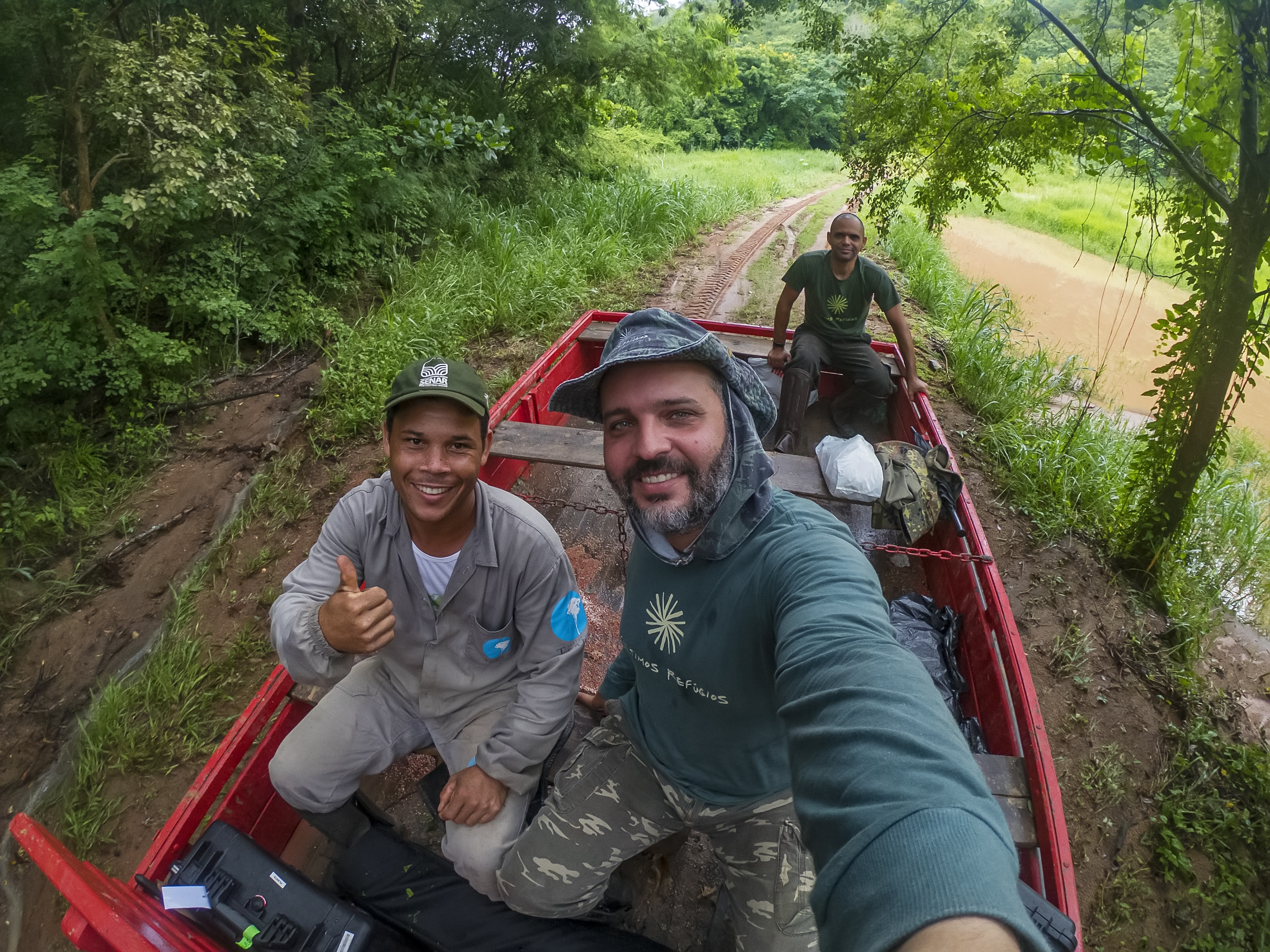 Fotógrafo Leonardo Merçon em ação no Instituto Terra, capturando imagens da floresta regenerada