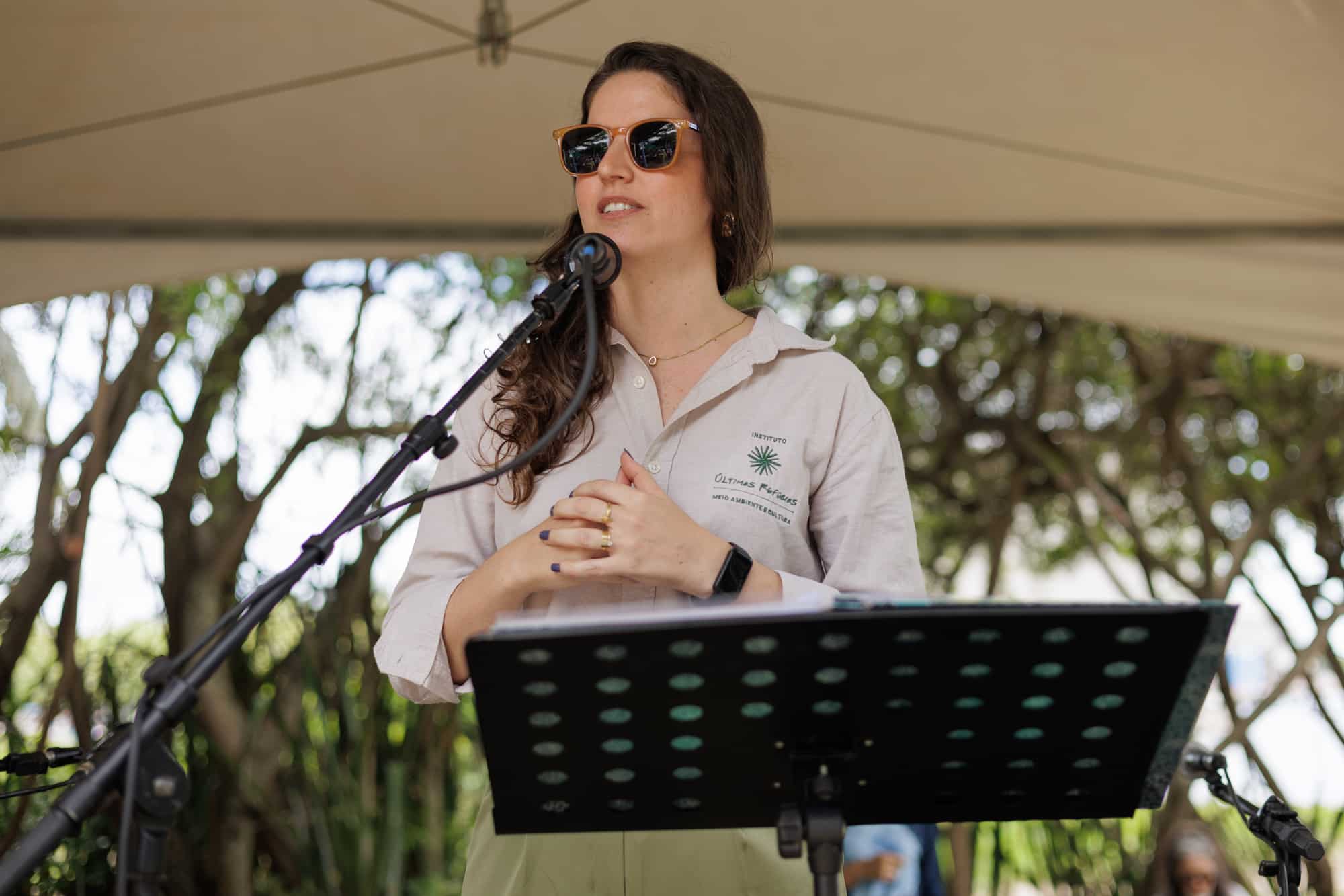 Cerimônia de lançamento do livro "Baía das Tartarugas" com autoridades e equipe de conservação.