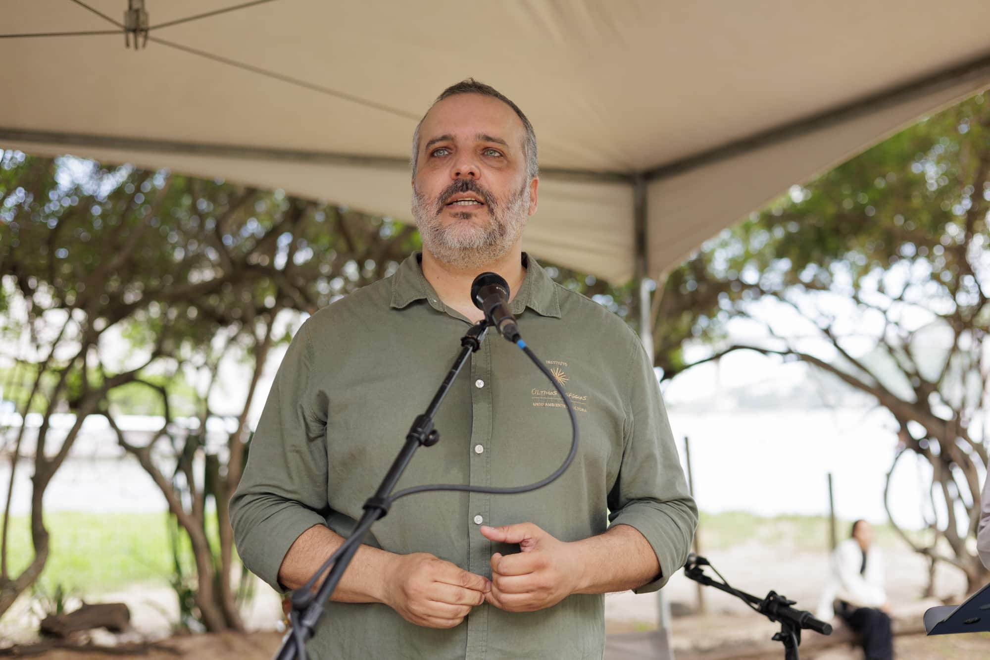 Cerimônia de lançamento do livro "Baía das Tartarugas" com autoridades e equipe de conservação