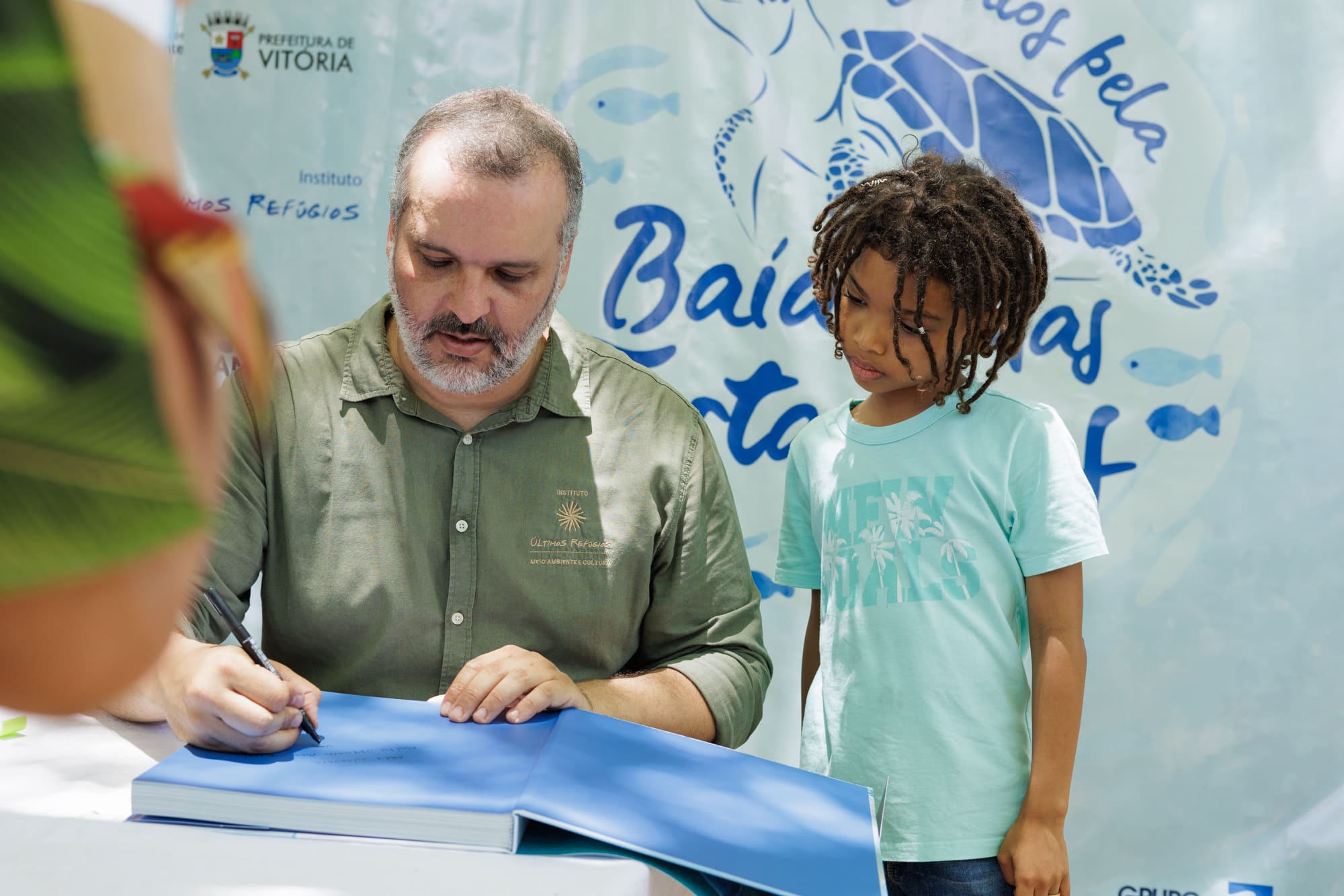 Diversos momentos e detalhes do lançamento do livro "Baía das Tartarugas"