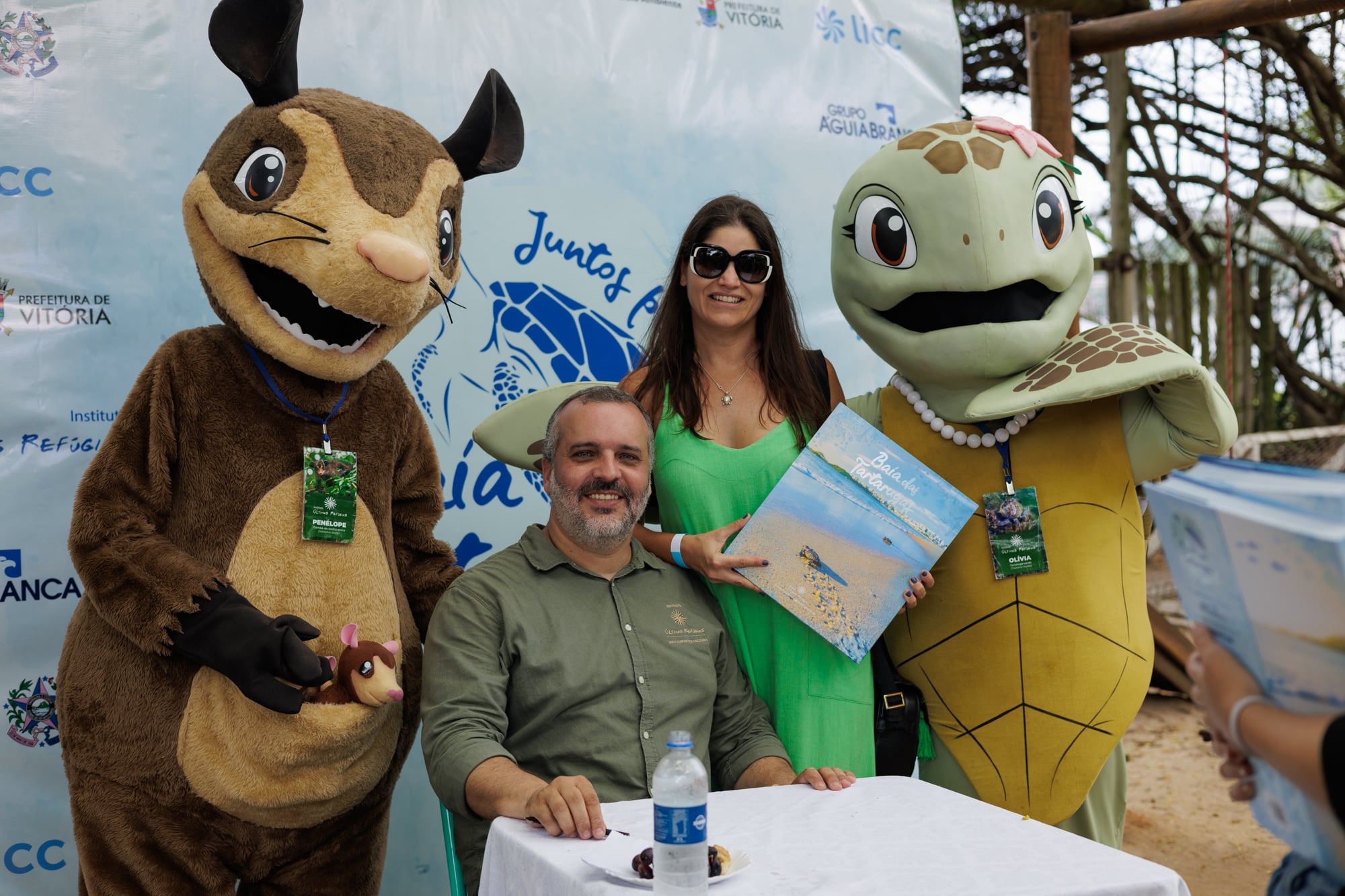 Diversos momentos e detalhes do lançamento do livro "Baía das Tartarugas"