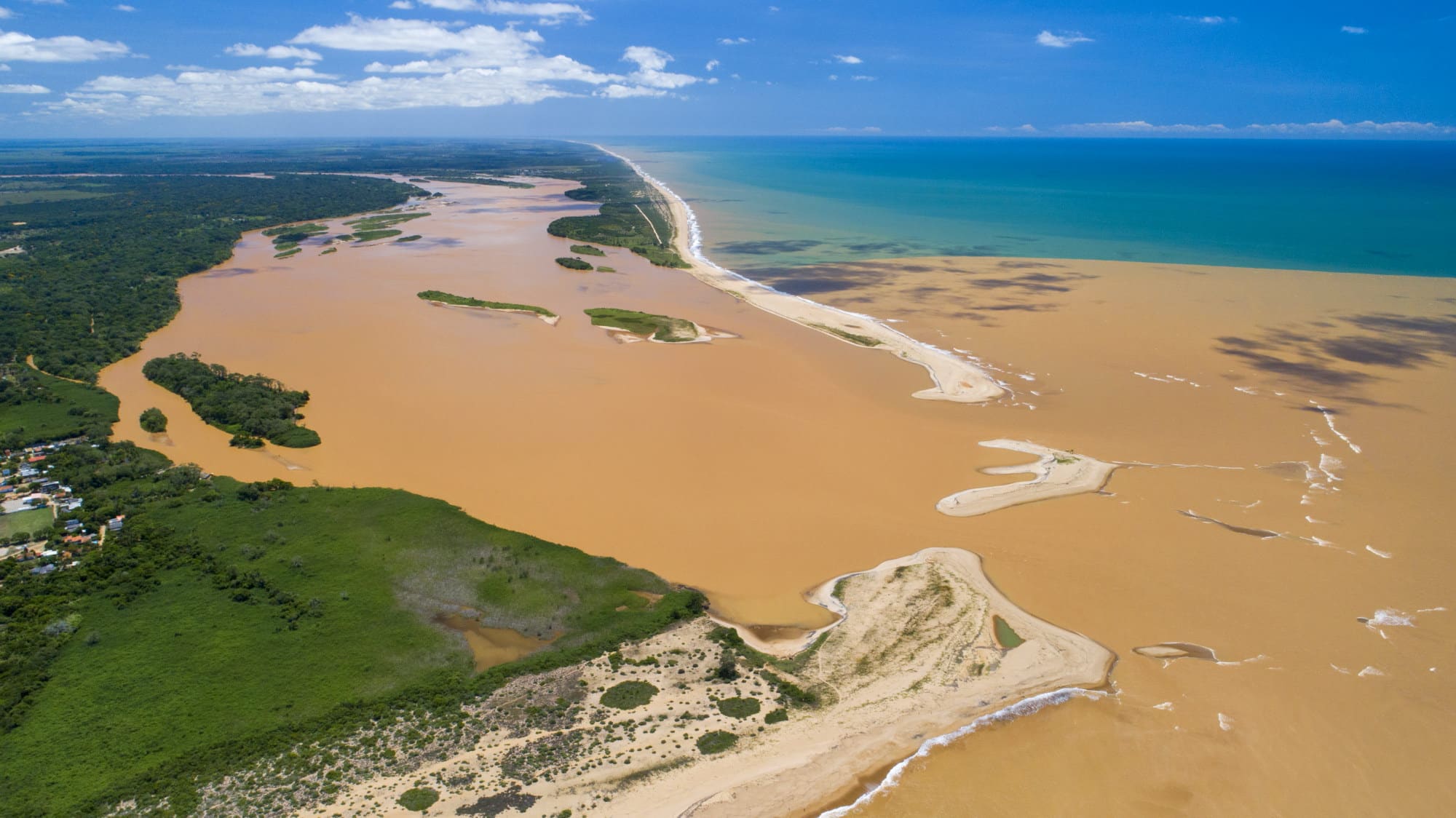 Foz do Rio Doce no Espírito Santo, com o rio misturando-se ao oceano Atlântico