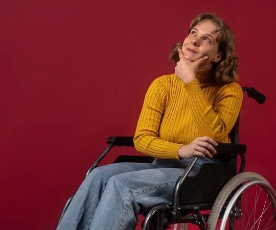 Mulher na cadeira de rodas, pensativa