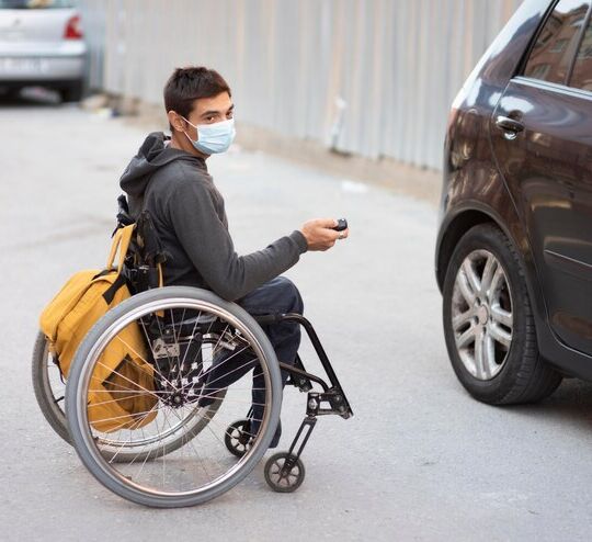 Homem usuário de cadeira de rodas e seu carro