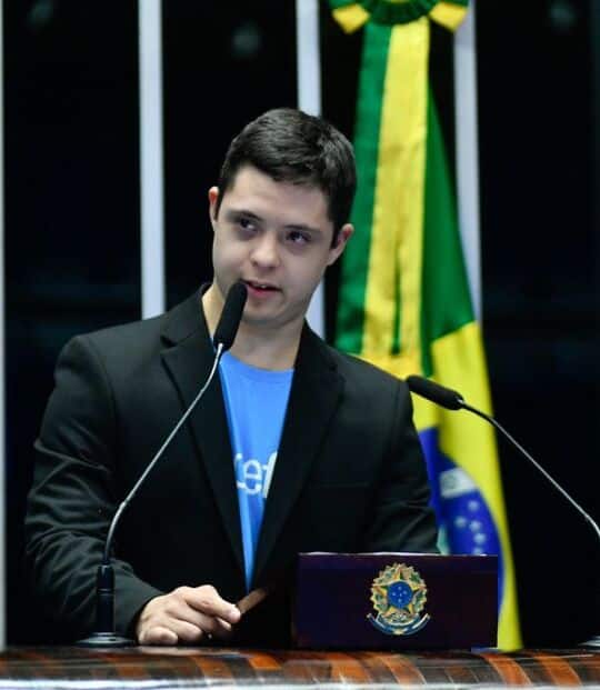 João Vitor de Paiva Bittencourt discursando