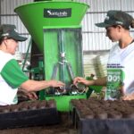 Viveiristas do ES investem em máquina que produz tubos de papel biodegradável para mudas de café