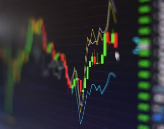 financeiro-mercado-acionario-grafico-grafico-investimento-negociando-bolsa-de-valores-comercio-mercado-tela-a-noite-tempo_1962-1312-1.jpg