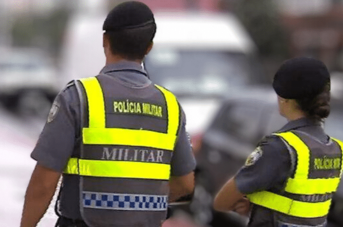 Policiais militares nas ruas durante patrulhamento