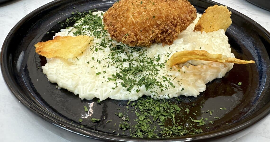 Arroz cremoso de parmesão, filé frango recheado e empanado com parmesão e telha de parmesão