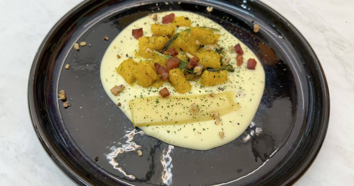 Gnocchi de abóbora na manteiga de sálvia e fonduta de queijo brie