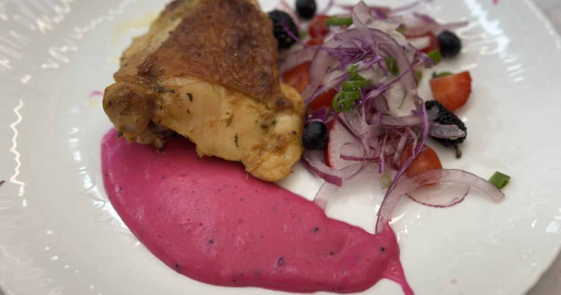 Sobrecoxa de frango com mousseline de pitaya e salada tropical