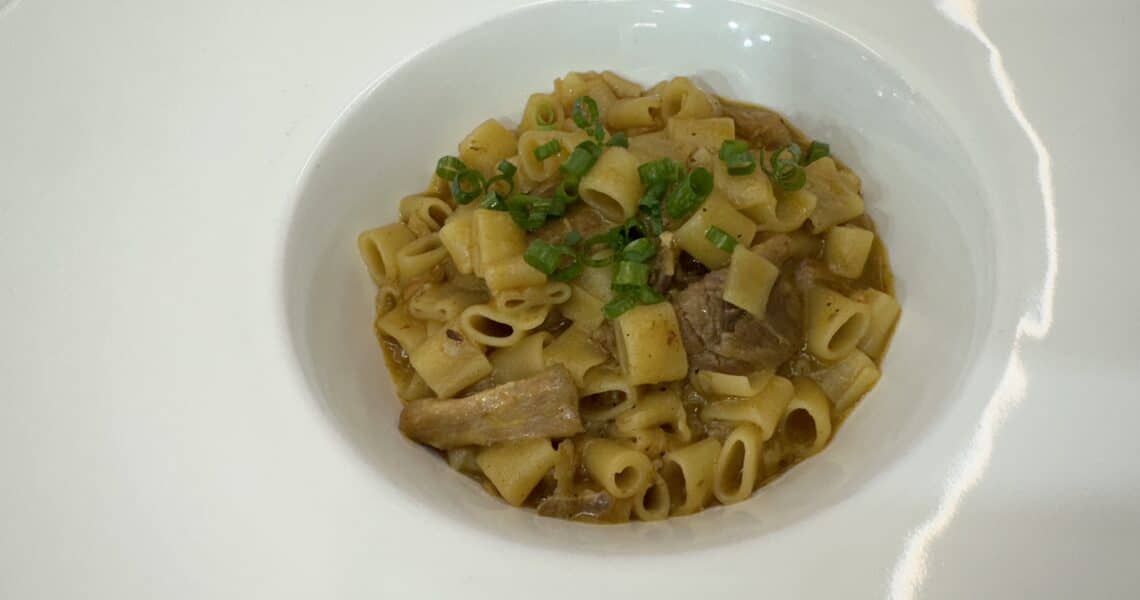 Sopa de macarrão com frango caipira. Veja como fazer