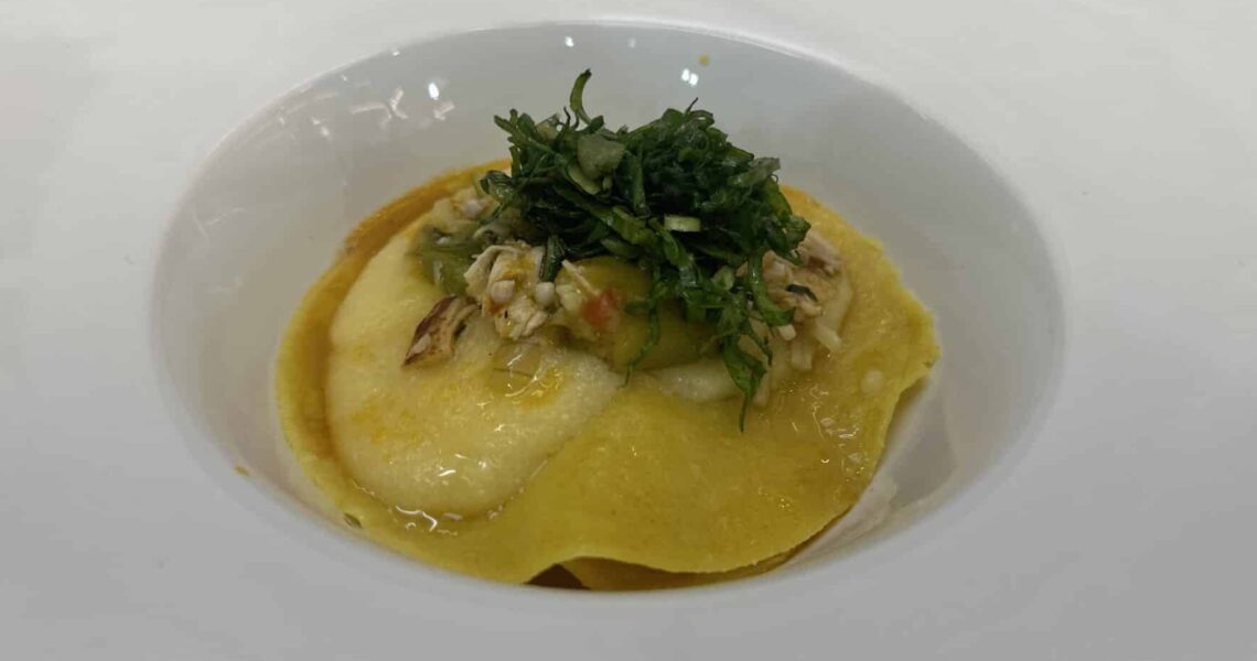 Ravioli aberto com recheio de polenta e galinha com quiabo. Aprenda a fazer