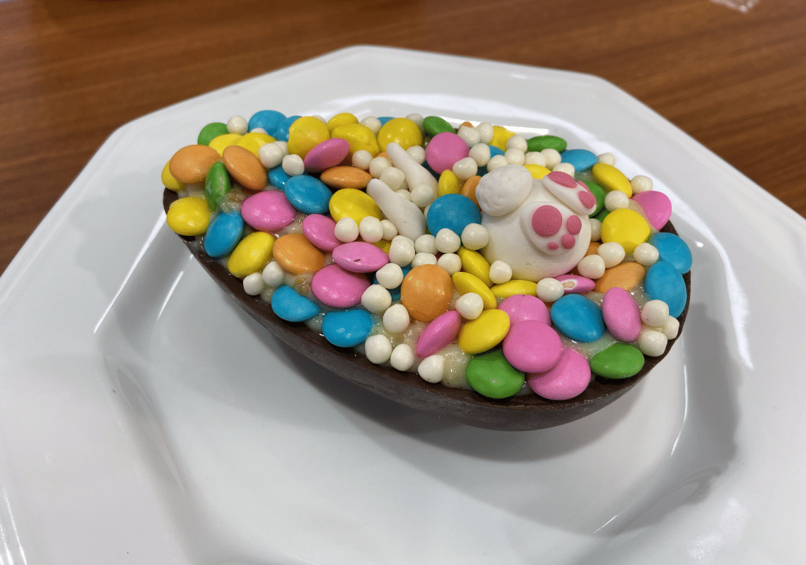 Ovo de páscoa com brigadeiro de ninho e cajuzinho – Vanessa