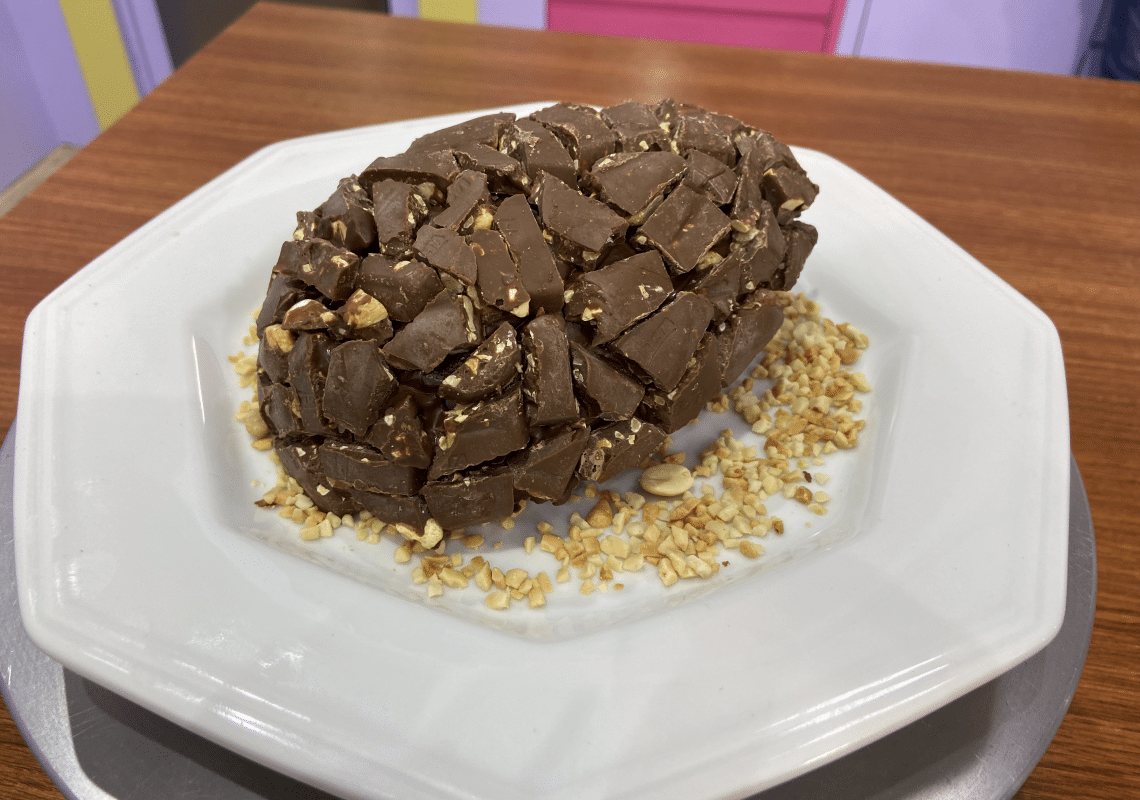 Ovo de páscoa com recheio de caramelo, brigadeiro de amêndoas tostadas – Gal