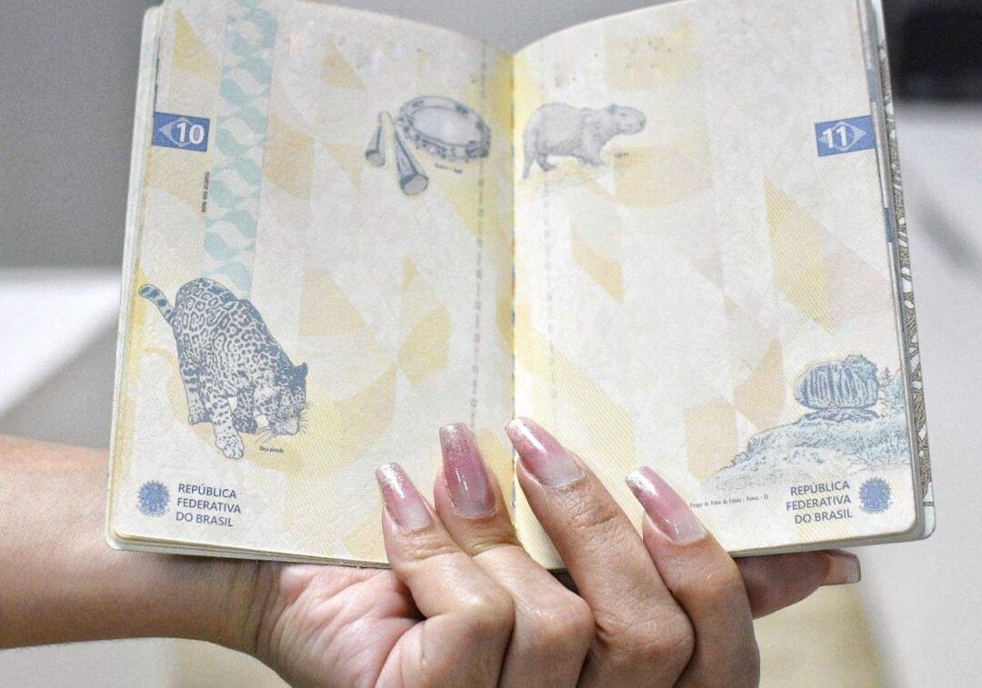 Fotos: ponto turístico de Vitória estampa página do novo passaporte do Brasil (Foto: Thiago Soares/Folha Vitória)