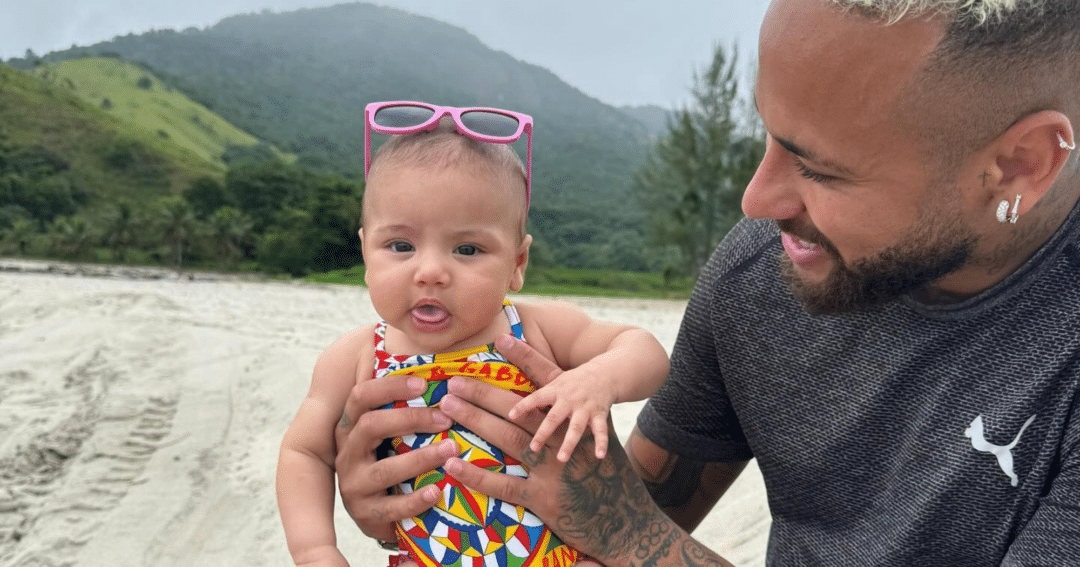 Neymar curte dia de praia com a filha, Mavie, e maiô de R$ 2,3 mil rouba a cena (Foto: Reprodução/Instagram @neymarjr)