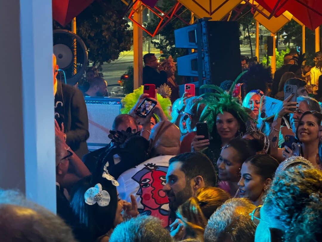 Vídeo: Tiago Abravanel se joga em fãs com Narcisa em festa de luxo no RJ (Foto: Pedro Permuy)