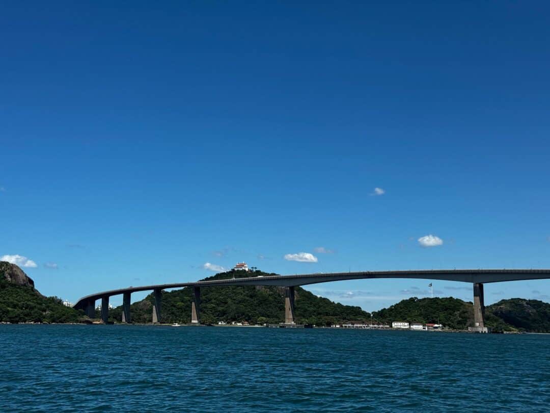 O Convento da Penha, em Vila Velha, e Terceira Ponte vistos do mar de Vitória (Foto: Pedro Permuy)