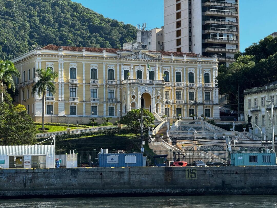 O Palácio Anchieta, no Centro, visto do canal do Porto de Vitória, ao mar (Foto: Pedro Permuy)