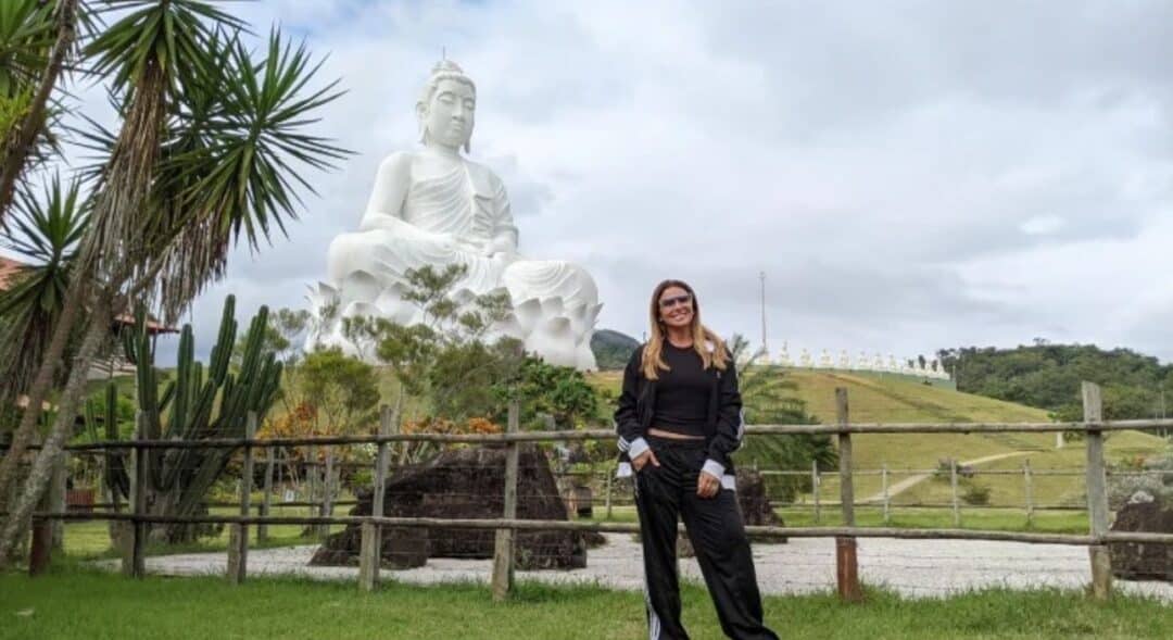 A atriz Giovanna Antonelli posa em frente à estátua do Buda gigante, em Ibiraçu, no Espírito Santo (Foto: Reprodução/Redes sociais)