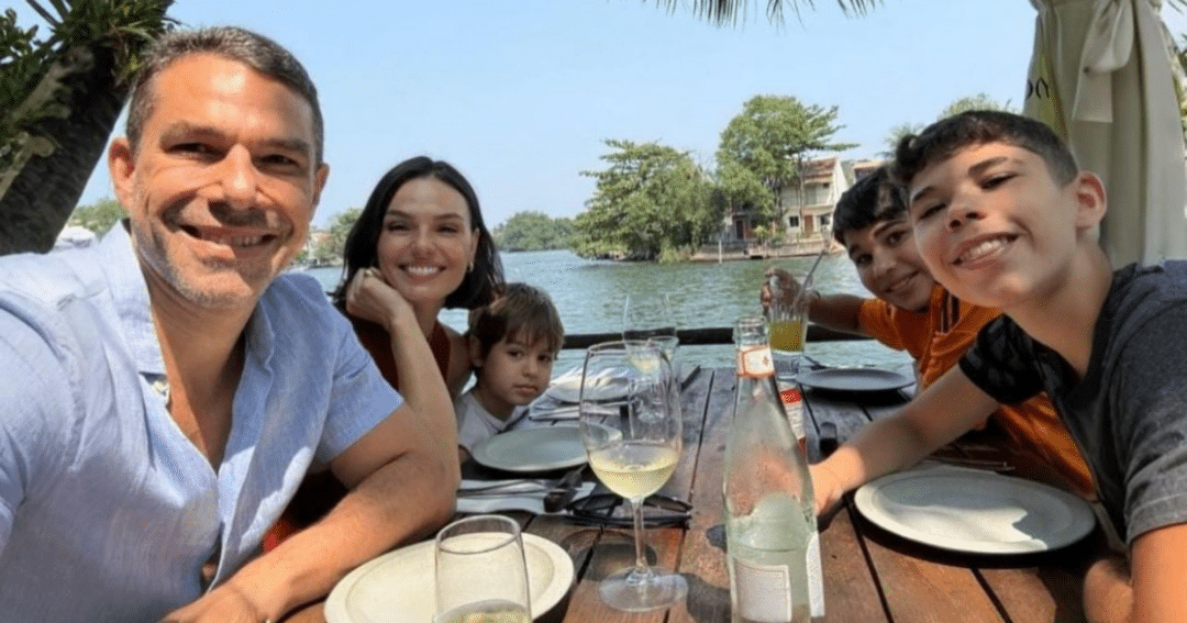 Fotos: Marcus Buaiz posa com Isis Valverde e filhos: "Família no Rio" (Foto: Reprodução/Instagram @marcusbuaiz)