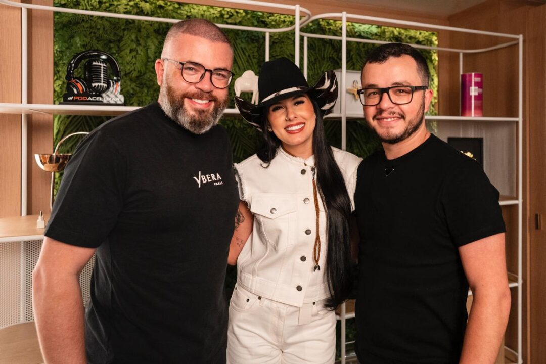 Johnathan Alves, CEO da Ybera Paris; Ana Castela; e Rômulo Alves, diretor comercial da marca (Foto: Divulgação/Arquivo pessoal)