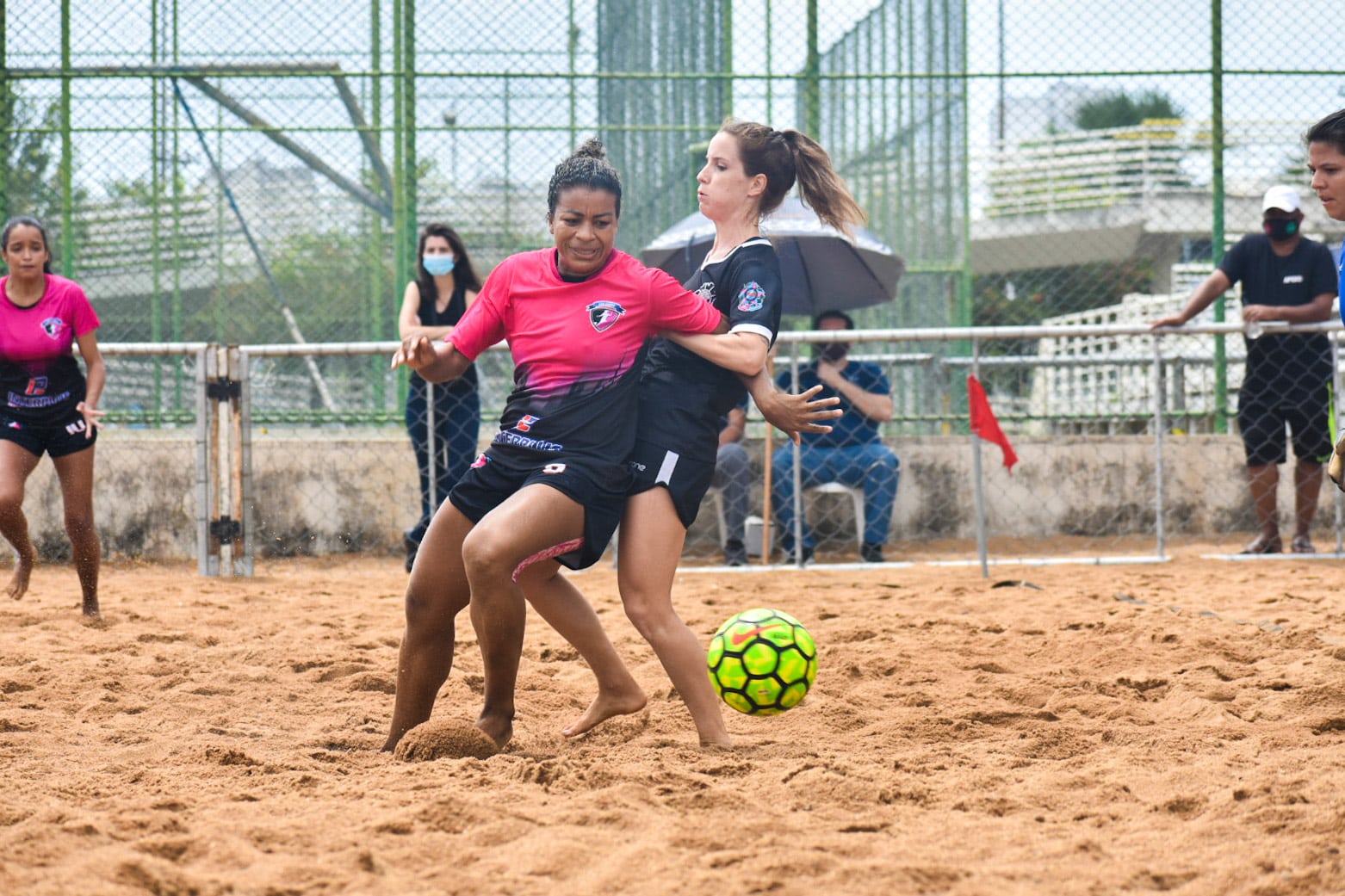 Perfil do Beach Soccer publica imagens das meninas no treino