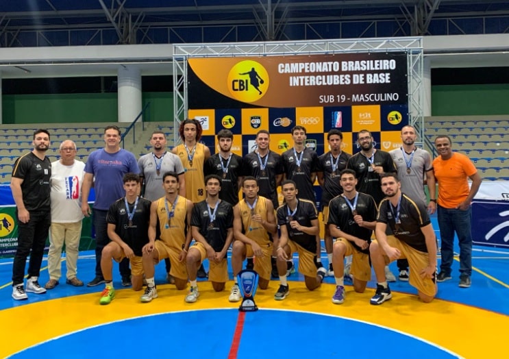 Basquete masculino vence no primeiro jogo da fase classificatória