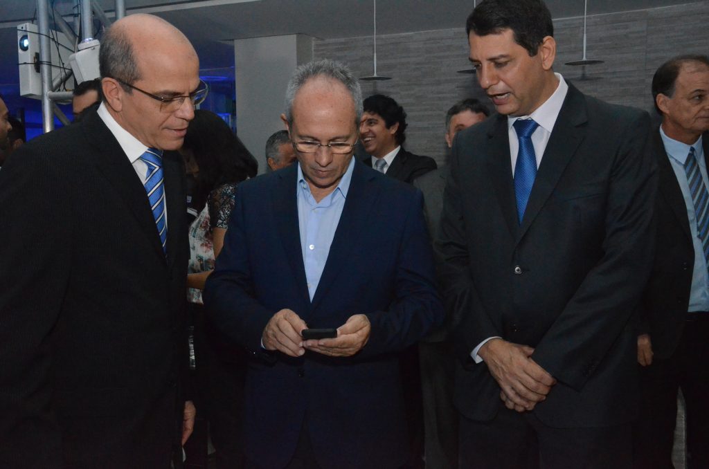 Guilherme Dias, Sílvio Henrique Brunoro Grillo e Paulo Hartung com o aplicativo Banestes Celular.