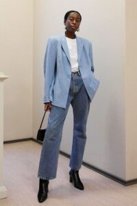 Sylvie Mus combina blazer com calça jeans