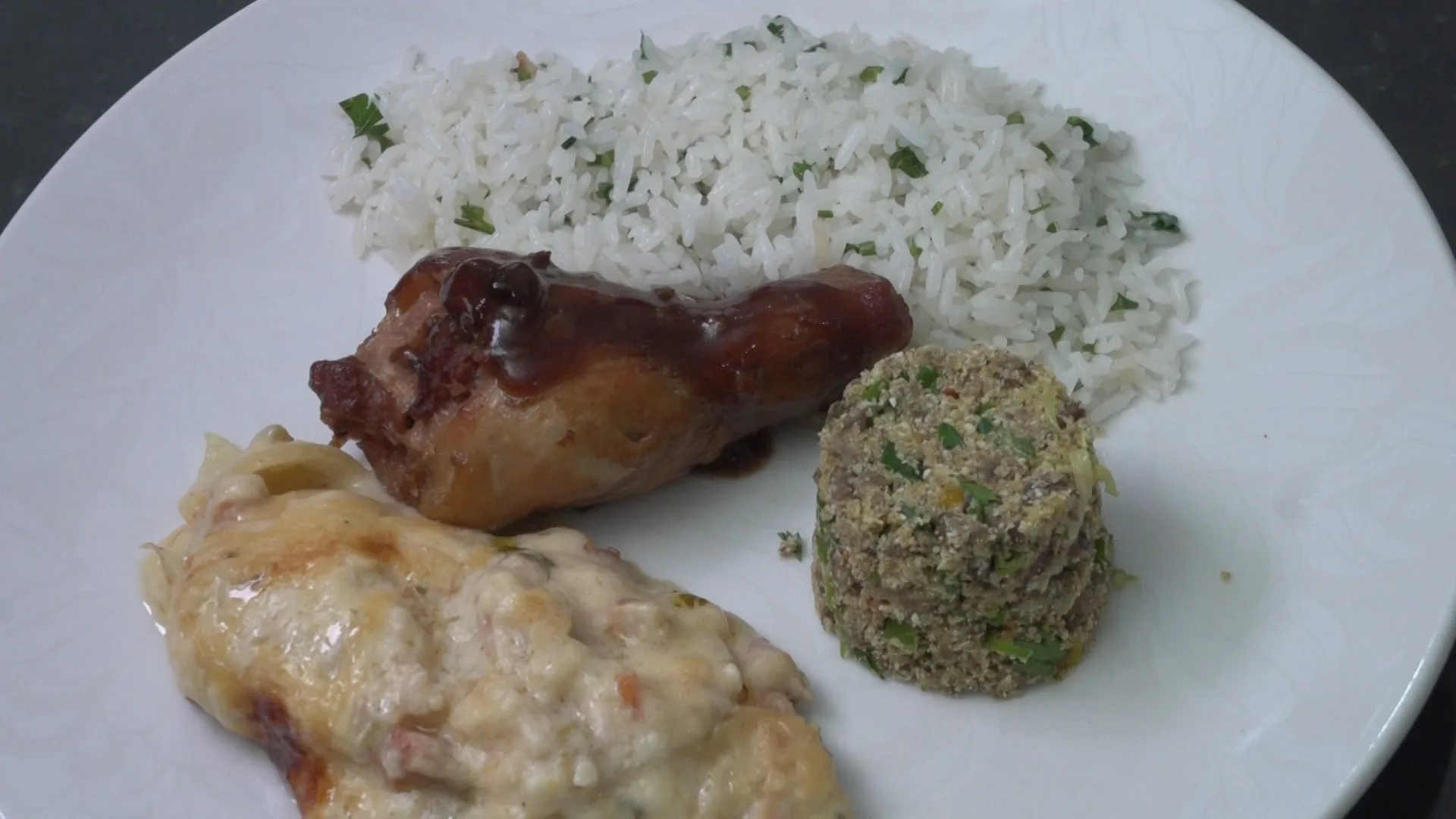 Coxa de frango embriagada recheada com farofa especial e batatas gratinadas !!