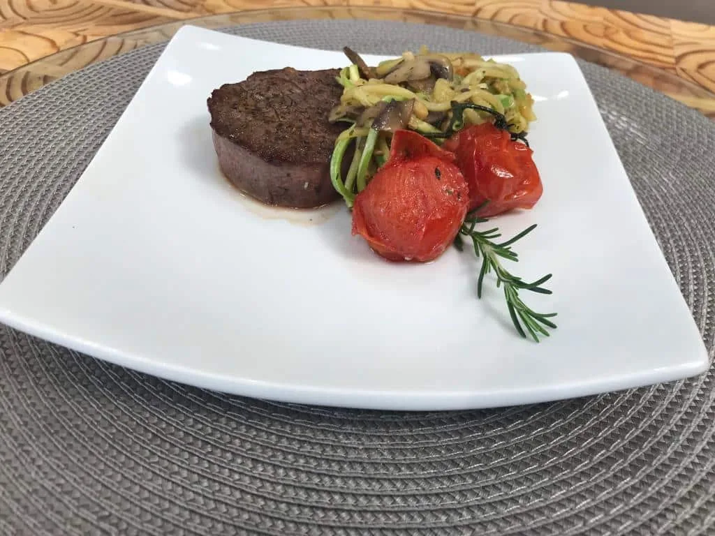 Medalhao de Filet com Spahetti Mediterraneo e Tomate Confitado de Panela