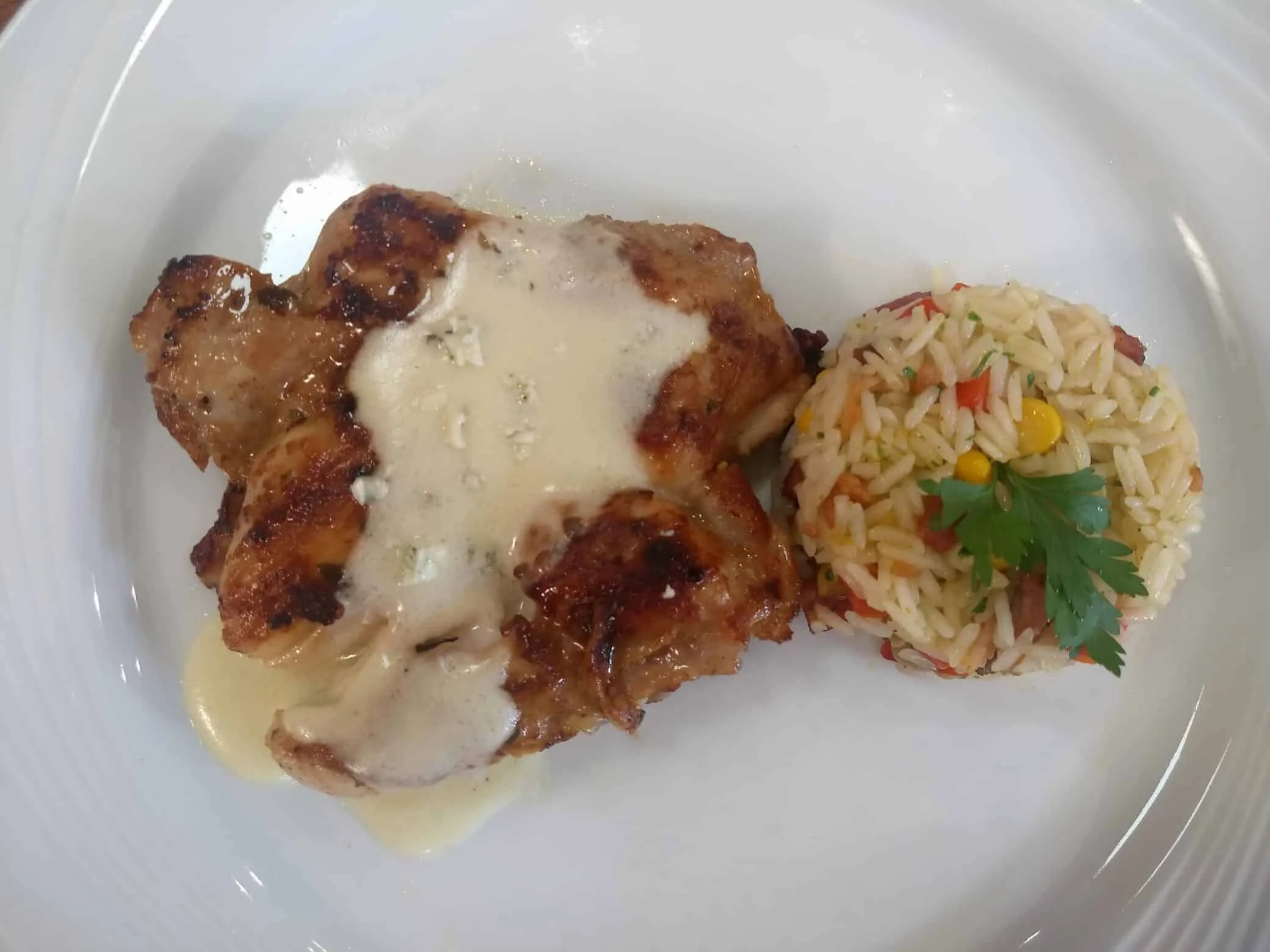 Filé de Coxa de frango ao molho de Gorgonzola com Arroz Colorido