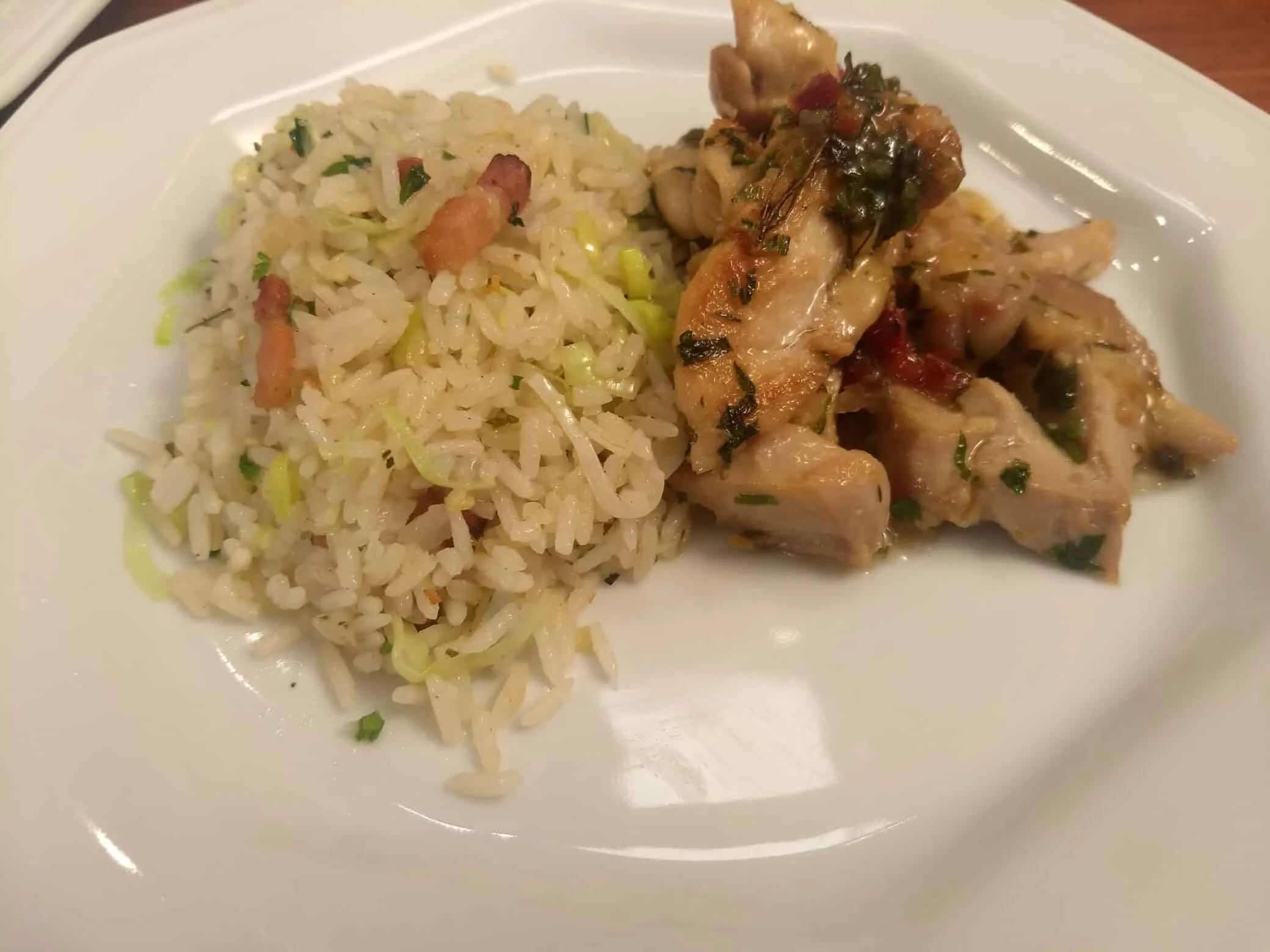 Receita isca frango ao molho de vinho agridoce com arroz caipira de alho poró