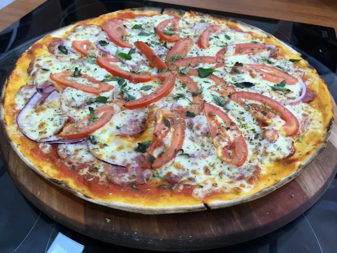 Pizza tradicional com molho de tomate e queijo - Grupo Alfa