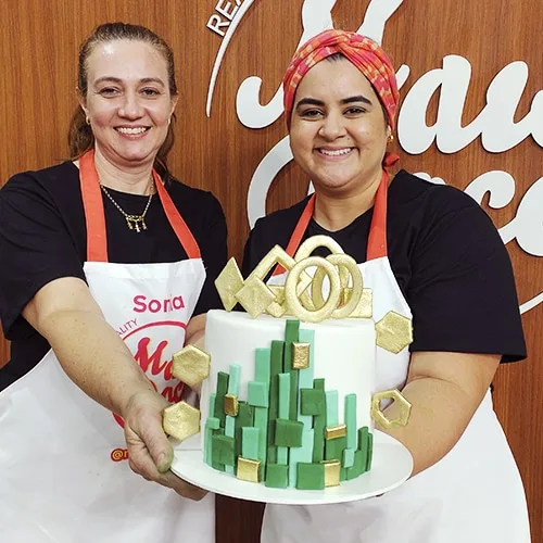 Bolo com recheio de doce de leite com farofa de nozes