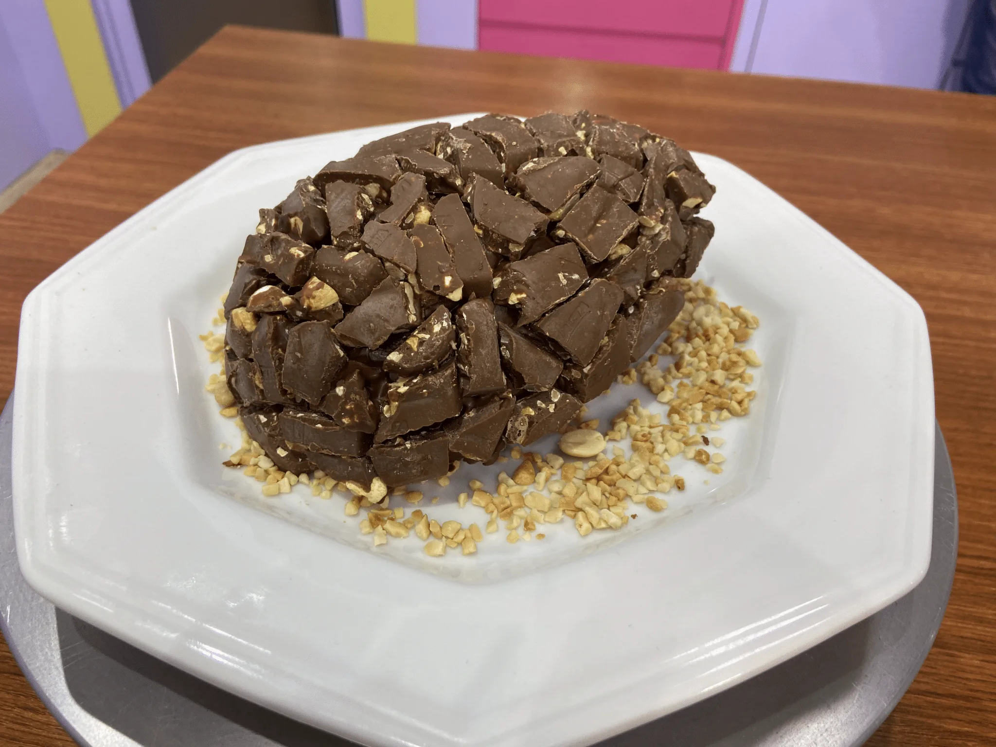 Ovo de páscoa com recheio de caramelo, brigadeiro de amêndoas tostadas - Gal