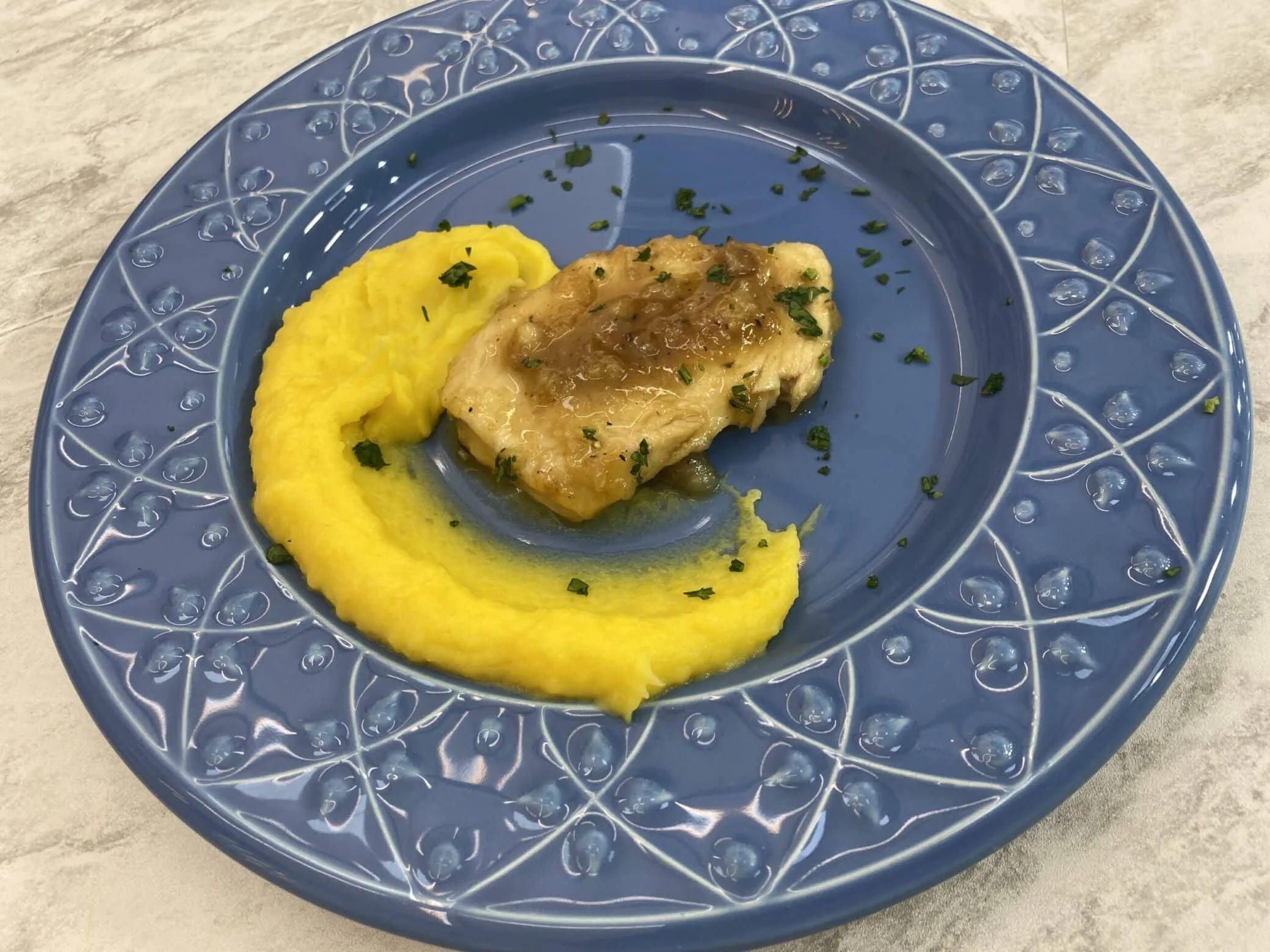 Saiba como preparar bruschetta de moela e um frango com purê de mandioquinha