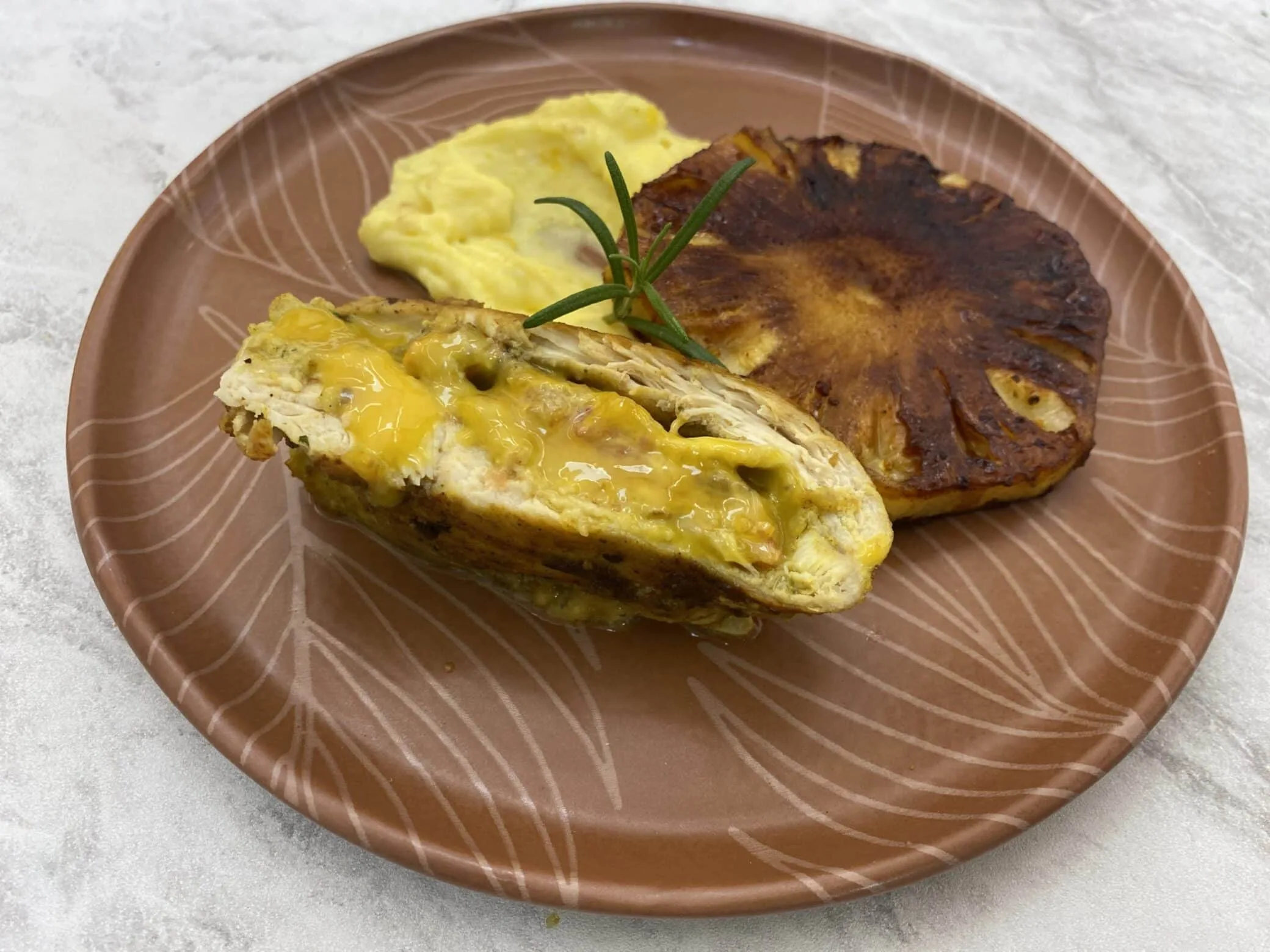 Pastel de banana com fígado e peito de frango à marguerita. Veja como fazer