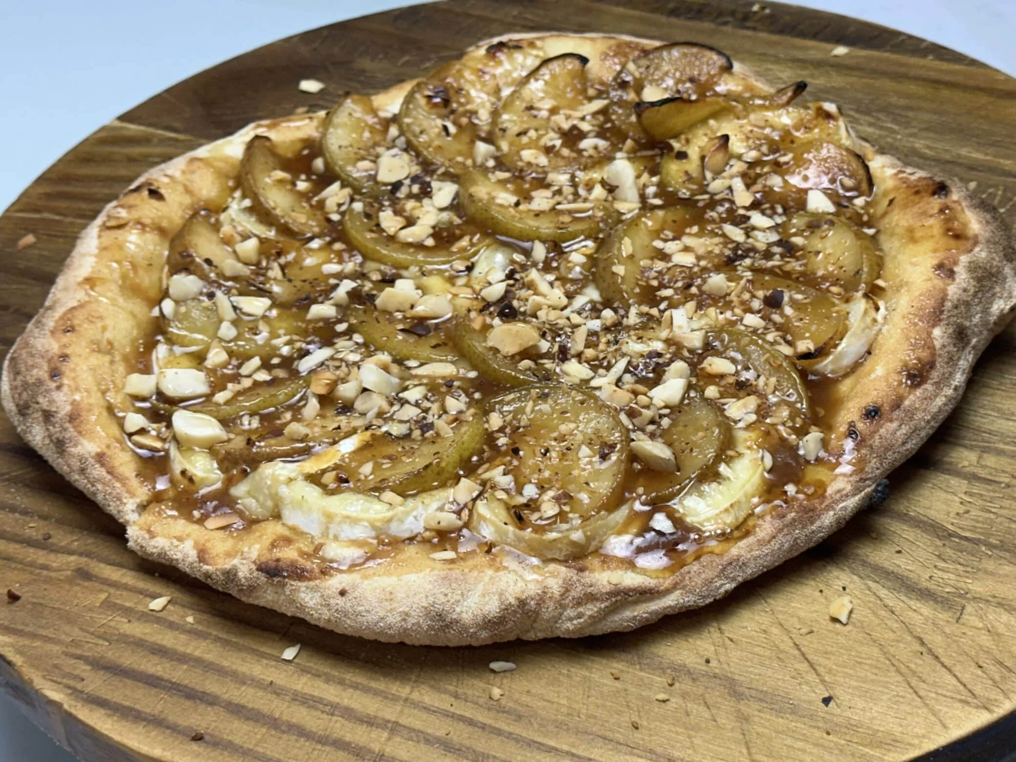 Pizza marguerita e de pera caramelizada com brie, castanhas e mel