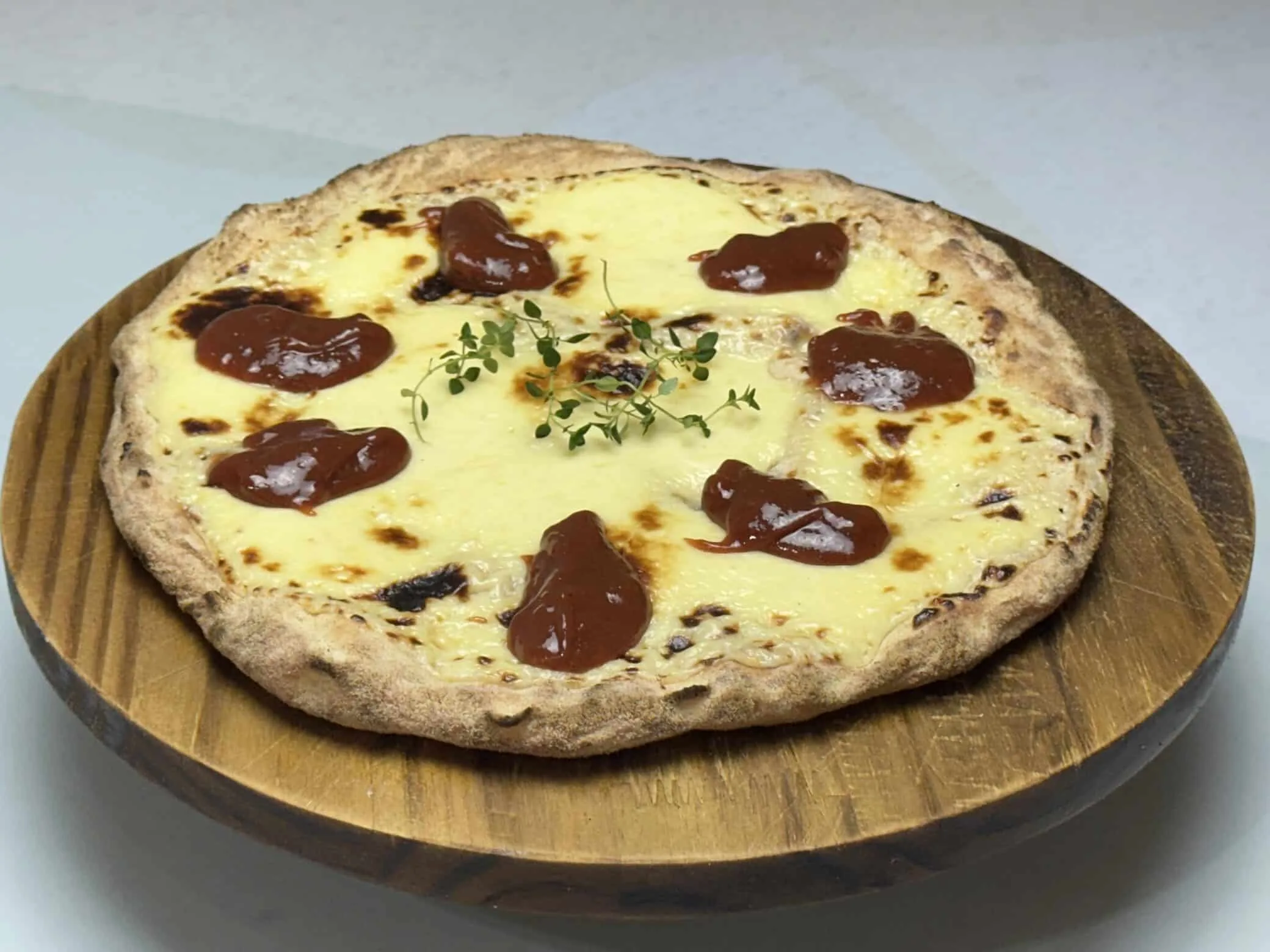 Pizza com linguiça e pizza de ganache de grana padano com goiabada